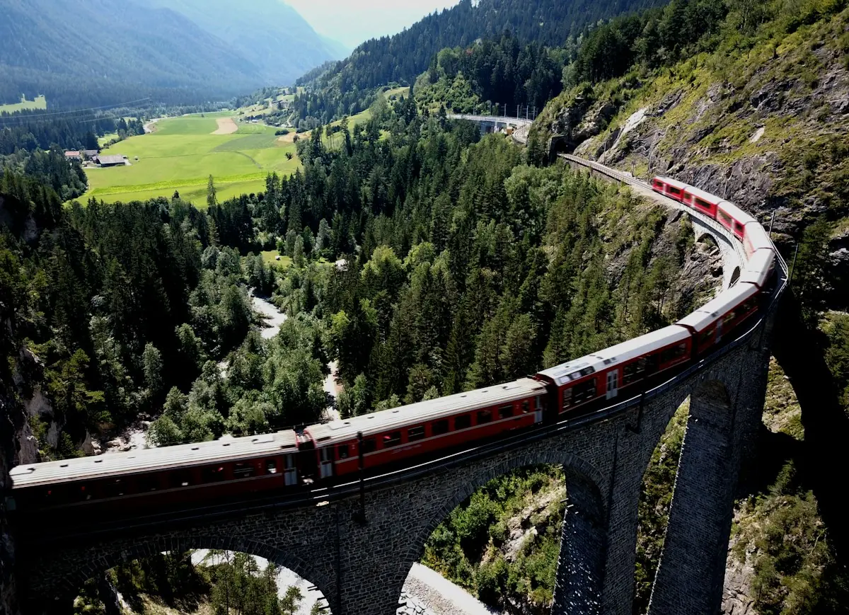 Tren en el viaducto de Landwasser, Alpes suizos