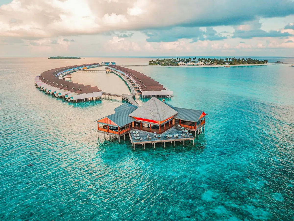 Villas sobre el agua en un resort de las Maldivas